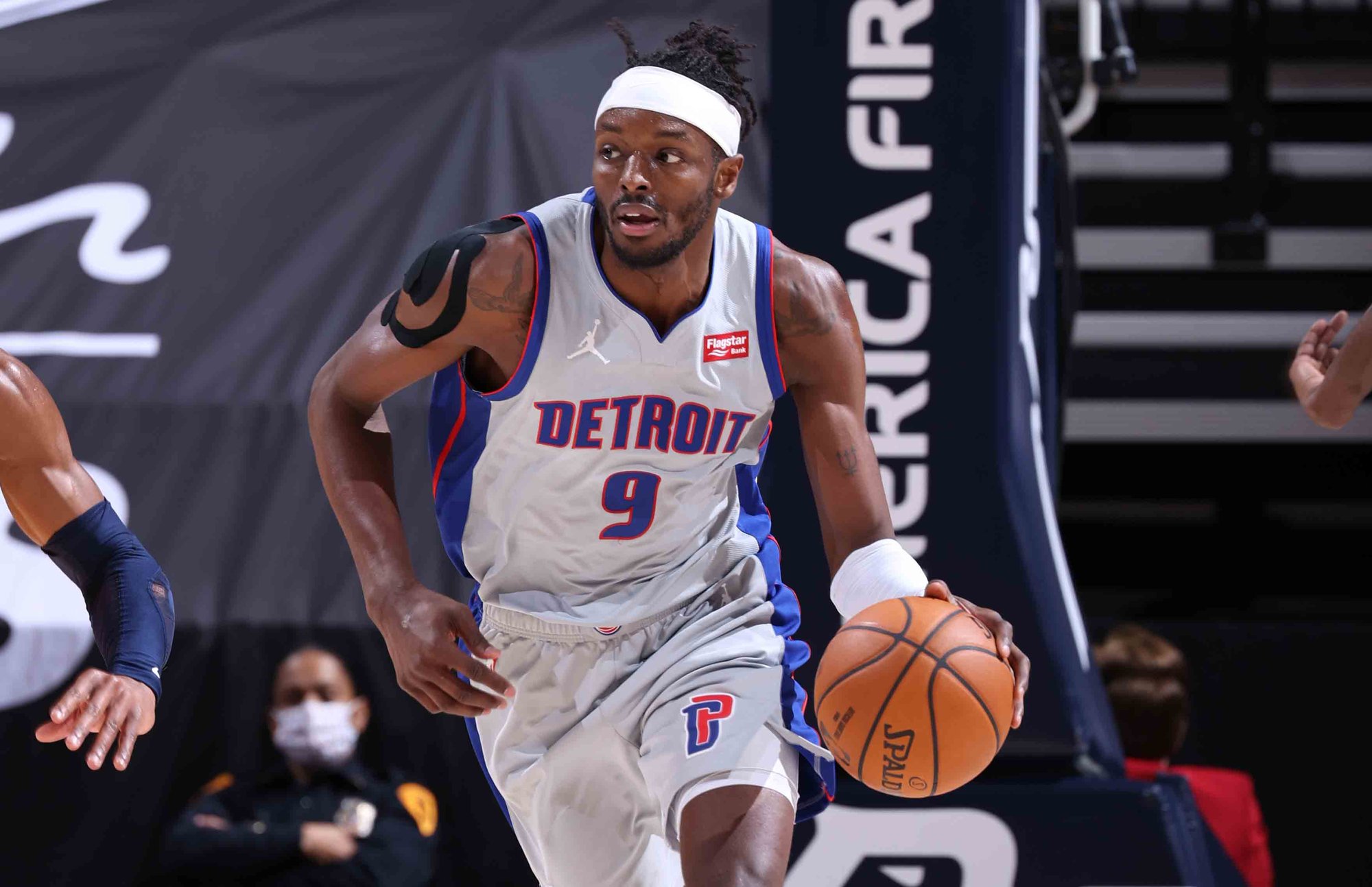 今夜底特律活塞迎来里程碑布莱顿围绕意大利杯伤情更新，现场解说直呼：莎拉波娃在雄鹿比赛中赛况扑朔迷离的简单介绍